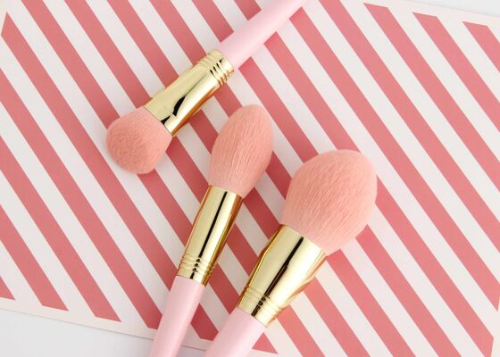 Pennello per fondotinta angolato Vonira Beauty con setole sintetiche Taklon vegane cruelty-free e manico in legno di betulla riciclabile