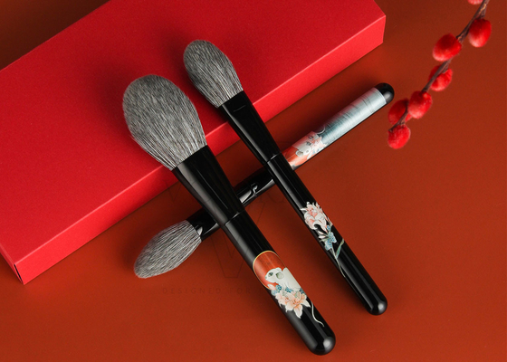 Vegan anti-batterico e sostenibile, spazzola in polvere con fibra di mais e maniglia di legno di betulla luccicante